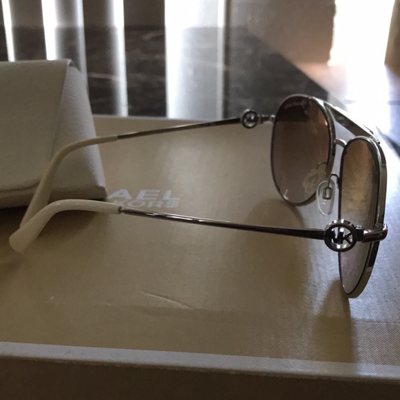 Vintage 90’s Michael Kors aviator sunglasses with original case - Picture 3 of 16